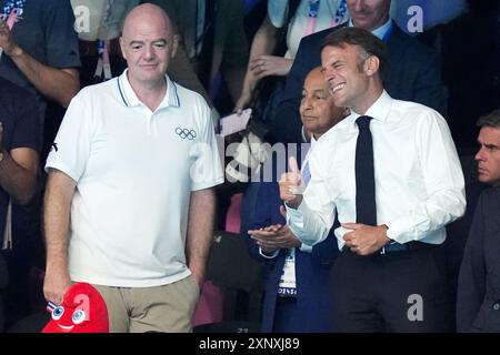 August 2024, Olympische Spiele, Paris 2024, Schwimmen, 50m Freistil, Männer, Finale, französischer Präsident Emmanuel Macron (r) und FIFA-Präsident Gianni Infantino als Zuschauer auf der Tribüne. Foto: Marcus Brandt/dpa Stockfoto