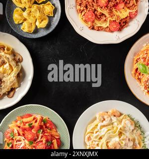 Pasta quadratische Design-Vorlage mit einem Platz für Text. Italienische Küche, Pasta mit Fleisch, Meeresfrüchte, Huhn und Pilze, Ravioli, von oben geschossen Stockfoto