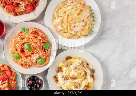 Italienische Pasta-Auswahl. Spaghetti mit Tomatensauce und Käse, Pilzpappardelle und andere Pasta, Overhead flach lag Schuss mit Kopierraum Stockfoto