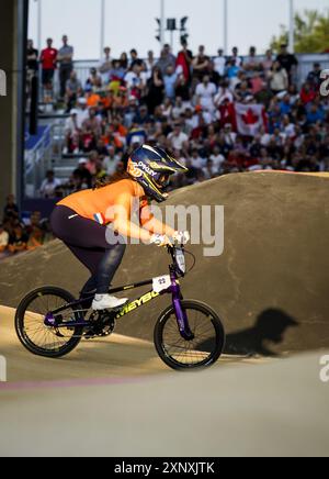 PARIS - Merel Smulders in Aktion während des BMX-Finals bei den Olympischen Spielen. ANP REMKO DE WAAL Stockfoto