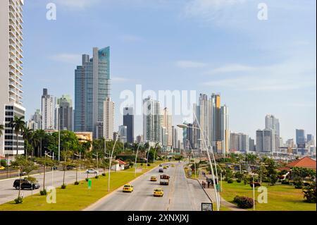 Cinta Costera Malecon, eine neue Straße und Promenade, die auf zurückgewonnenem Land aus der Bucht von Panama, Panama-Stadt, Republik Panama, Zentralamerika C gebaut wurde Stockfoto