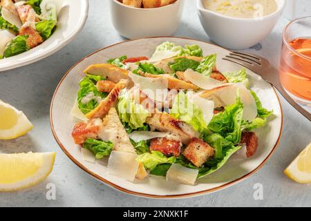 Hähnchen Caesar Salat Nahaufnahme. Gegrilltes Hähnchen, Romaine-Blätter, Croutons und Parmesan Stockfoto