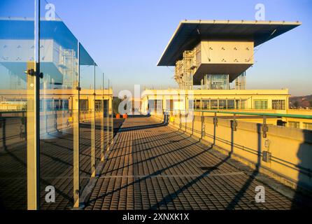 Renovierung der Teststrecke auf dem Dach des Lingotto-Gebäudes durch den Architekten Renzo Piano, das eine Automobilfabrik war, die von Fiat, Turin, Piedmo gebaut wurde Stockfoto