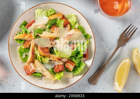 Caesar Salat, Top flach Lay Shot mit Wein und Zitronen Stockfoto
