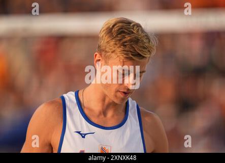 August 2024: . Steven Van de Velde (Nederlands) tritt während der Vorphase an – Pool B-Spiel zwischen Norwegen und den Niederlanden am 7. Tag der Olympischen Spiele im Eiffel-Tourstadion in Paris, Frankreich. Ulrik Pedersen/CSM. Stockfoto