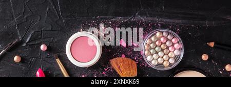 Make-up Produkte und Werkzeuge Panorama, von oben auf einem schwarzen Hintergrund mit Kopierplatz aufgenommen Stockfoto