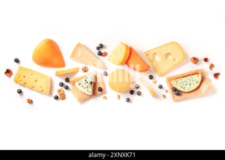 Käse. Viele verschiedene Käsesorten, Overhead Flat-Lay-Shot auf weißem Hintergrund mit Kopierraum Stockfoto