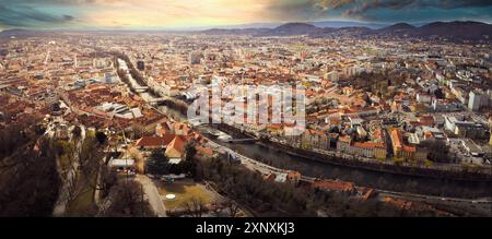 Panoramablick aus der Vogelperspektive vom Grazer Schlossberg in Österreich, Stadtbild mit Hausdächern, Fluss mur und alle berühmten Landschaften der Touristenstadt. Drohne Stockfoto