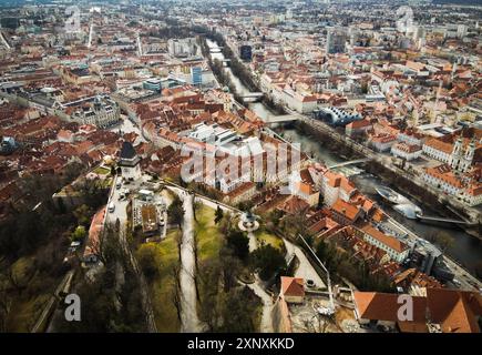 Blick aus der Vogelperspektive vom Grazer Schlossberg in Österreich, Stadtbild mit Hausdächern, Fluss mur und alle berühmten Landschaften der Touristenstadt. Drohnenschießen von Stockfoto