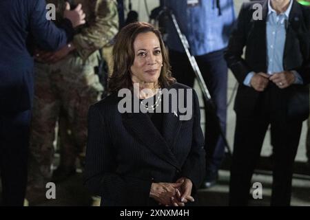 Joint Base Andrews, USA. August 2024. Das Foto zeigt, wie US-Vizepräsidentin Kamala Harris drei Amerikaner begrüßte, die am 1. August 2024 in der Joint Base Andrews, Maryland, USA, aus Russland entlassen wurden. US-Vizepräsidentin Kamala Harris hat genug Delegiertenstimmen gewonnen, um die Nominierung der Demokratischen Präsidentschaftskandidaten zu sichern, teilte Jaime Harrison, Vorsitzender des Demokratischen Nationalkomitees (DNC), am Freitag mit und stellte fest, dass die Ergebnisse noch nicht offiziell seien. Quelle: Hu Yousong/Xinhua/Alamy Live News Stockfoto