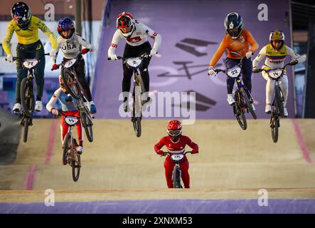 PARIS: Manon Veenstra und Merel Smulders in Aktion während des BMX-Finals bei den Olympischen Spielen. ANP REMKO DE WAAL Stockfoto