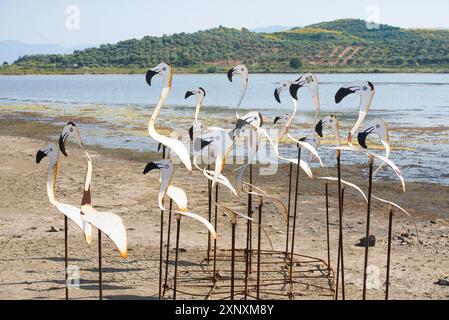 Künstliche Flamingos in der Nähe der Holzbrücke, die mit dem byzantinischen Kloster Zvernec auf der Insel Zvernec in der Lagune von Narta auf der A verbunden ist Stockfoto