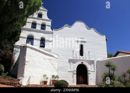 Fassade der Kirche in der Mission Basilica San Diego de Alcala, der ersten Franziskanermission in den Kalifornien, gegründet 1769 in San Diego, Kalifornien, USA Stockfoto