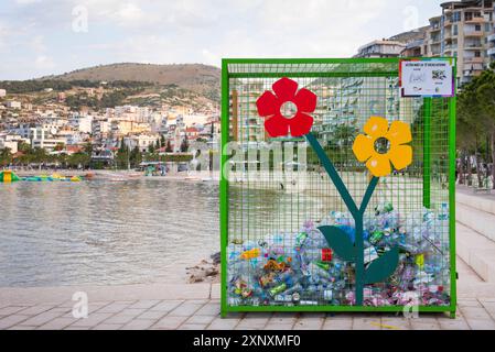 Recycling von Kunststoff- und Metallflaschen, Saranda, Hafenstadt und Badeort in Kakome Bay, Ionische Küste, Südalbanien, Europa Copyright: GOU Stockfoto