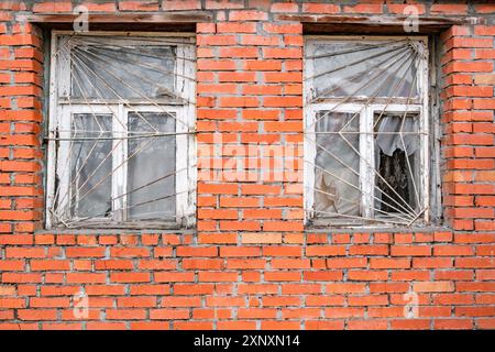 Alte Gitterfenster an der Backsteinmauer des Hauses Stockfoto