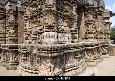 Der Sonnentempel aus der Mitte des 13. Jahrhunderts, der Surya, dem hinduistischen Sonnengott, gewidmet ist, wurde als Zwölfräser gebaut, der von sieben Pferden gezeichnet wurde, UNESCO World He Stockfoto