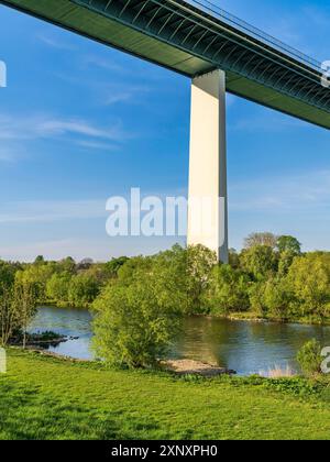 Blick auf das Ruhrtal und die Autobahnbrücke in Mintard, Mülheim an der Ruhr, Nordrhein-Westfalen, Deutschland Stockfoto