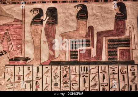 Hieroglyphen, Gemälde und Relief, Grab von Nefertari, QV66, Tal der Königinnen, altes Theben, UNESCO-Weltkulturerbe, Luxor, Ägypten, Nord-AF Stockfoto