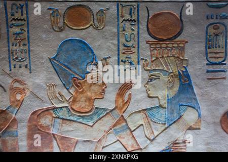 Bild des Pharaos auf der linken Seite, Bas Relief, Grab von Prinz Amenherkhepshef Amenkopshef, QV55, Tal der Königinnen, altes Theben, UNESCO-Weltkulturerbe Si Stockfoto