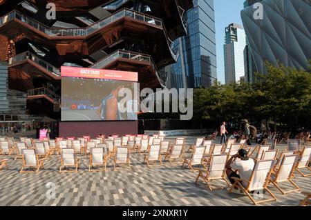 New York, Usa. August 2024. Die Olympischen Spiele 2024 in Paris werden auf dem Platz und den Gärten in Hudson Yards in Manhattan, New York City, beobachtet. Der Platz und die Gärten in Hudson Yards waren Austragungsort von Uhrenveranstaltungen für die Olympischen Spiele 2024 in Paris. (Foto: Jimin Kim/SOPA Images/SIPA USA) Credit: SIPA USA/Alamy Live News Stockfoto