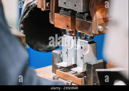 Punktschweißmaschine industrielle Kfz-Teile im Werk. Bediener, der in der Industrie arbeitet Stockfoto