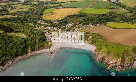 Panoramablick auf das malerische kornische Fischerdorf Porthallow in Cornwall mit felsiger Küste und geschütztem Kieselstrand auf der Liza Stockfoto