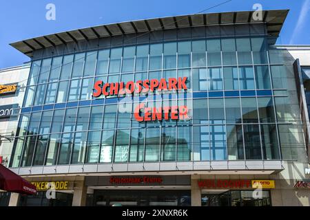 Schwerin, 29. Juli 2024: Schlosspark-Center, Glasfassade des großen Einkaufszentrums mit vielen Geschäften auf drei Etagen in der Altstadt von Schw Stockfoto