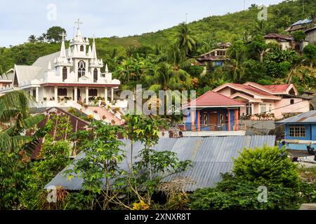 Verzierte christliche Kirche im Dorf Taman Balirangeng an der Südostküste der Insel Siau, Siau, Sangihe-Inseln, Nord-Sulawesi, Indonesien, Southea Stockfoto