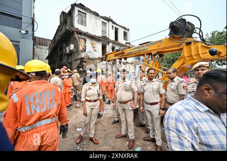 NEW DELHI, INDIEN - 2. AUGUST: NDRF-Personal führt zusammen mit der Feuerwehr Rettungseinsätze durch, nachdem ein zweistöckiges Gebäude im Jahangirpuri Industrial Area am 2. August 2024 in New Delhi, Indien, einstürzte. Drei Menschen wurden getötet und vier verletzt, nachdem ein Teil eines zweistöckigen Gebäudes in der Gegend Jahangirpuri im Nordwesten Delhis einstürzte. Die Polizei sagte, dass der vordere Teil des Gebäudes, in dem drei separate Fabriken untergebracht sind, im Keller und im Erdgeschoss und im ersten Stock am Nachmittag zusammenbrach. (Foto: Sanchit Khanna/Hindustan Times/SIPA USA) Stockfoto