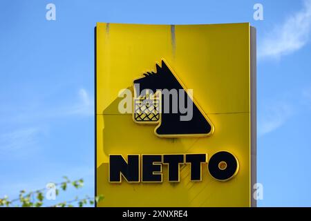 Schwerin, Deutschland, 29. Juli 2024: Werbebanner des Lebensmittelgeschäfts der Netto-Market-Kette gegen einen blauen Himmel, Discount-Supermarktmarke. Stockfoto