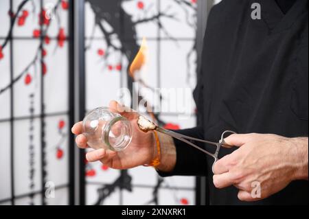 Therapie der traditionellen Chinesischen Medizin. Schröpftherapie, eine Behandlung zur Schmerzlinderung und andere gesundheitliche Vorteile Stockfoto