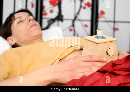 Alternative Therapeutin mit Moxibustion eine traditionelle chinesische Medizin Stockfoto