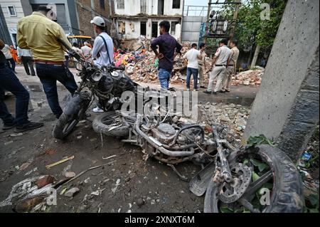 NEW DELHI, INDIEN - 2. AUGUST: NDRF-Personal führt zusammen mit der Feuerwehr Rettungseinsätze durch, nachdem ein zweistöckiges Gebäude im Jahangirpuri Industrial Area am 2. August 2024 in New Delhi, Indien, einstürzte. Drei Menschen wurden getötet und vier verletzt, nachdem ein Teil eines zweistöckigen Gebäudes in der Gegend Jahangirpuri im Nordwesten Delhis einstürzte. Die Polizei sagte, dass der vordere Teil des Gebäudes, in dem drei separate Fabriken untergebracht sind, im Keller und im Erdgeschoss und im ersten Stock am Nachmittag zusammenbrach. (Foto: Sanchit Khanna/Hindustan Times/SIPA USA) Stockfoto