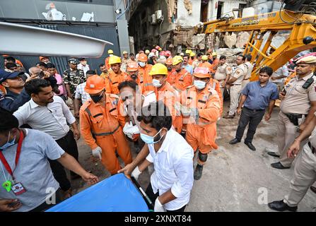 NEW DELHI, INDIEN - 2. AUGUST: NDRF-Personal führt zusammen mit der Feuerwehr Rettungseinsätze durch, nachdem ein zweistöckiges Gebäude im Jahangirpuri Industrial Area am 2. August 2024 in New Delhi, Indien, einstürzte. Drei Menschen wurden getötet und vier verletzt, nachdem ein Teil eines zweistöckigen Gebäudes in der Gegend Jahangirpuri im Nordwesten Delhis einstürzte. Die Polizei sagte, dass der vordere Teil des Gebäudes, in dem drei separate Fabriken untergebracht sind, im Keller und im Erdgeschoss und im ersten Stock am Nachmittag zusammenbrach. (Foto: Sanchit Khanna/Hindustan Times/SIPA USA) Stockfoto