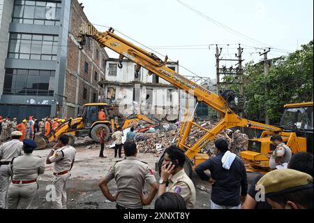 NEW DELHI, INDIEN - 2. AUGUST: NDRF-Personal führt zusammen mit der Feuerwehr Rettungseinsätze durch, nachdem ein zweistöckiges Gebäude im Jahangirpuri Industrial Area am 2. August 2024 in New Delhi, Indien, einstürzte. Drei Menschen wurden getötet und vier verletzt, nachdem ein Teil eines zweistöckigen Gebäudes in der Gegend Jahangirpuri im Nordwesten Delhis einstürzte. Die Polizei sagte, dass der vordere Teil des Gebäudes, in dem drei separate Fabriken untergebracht sind, im Keller und im Erdgeschoss und im ersten Stock am Nachmittag zusammenbrach. (Foto: Sanchit Khanna/Hindustan Times/SIPA USA) Stockfoto