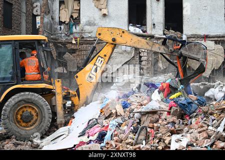 NEW DELHI, INDIEN - 2. AUGUST: NDRF-Personal führt zusammen mit der Feuerwehr Rettungseinsätze durch, nachdem ein zweistöckiges Gebäude im Jahangirpuri Industrial Area am 2. August 2024 in New Delhi, Indien, einstürzte. Drei Menschen wurden getötet und vier verletzt, nachdem ein Teil eines zweistöckigen Gebäudes in der Gegend Jahangirpuri im Nordwesten Delhis einstürzte. Die Polizei sagte, dass der vordere Teil des Gebäudes, in dem drei separate Fabriken untergebracht sind, im Keller und im Erdgeschoss und im ersten Stock am Nachmittag zusammenbrach. (Foto: Sanchit Khanna/Hindustan Times/SIPA USA) Stockfoto