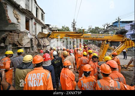 NEW DELHI, INDIEN - 2. AUGUST: NDRF-Personal führt zusammen mit der Feuerwehr Rettungseinsätze durch, nachdem ein zweistöckiges Gebäude im Jahangirpuri Industrial Area am 2. August 2024 in New Delhi, Indien, einstürzte. Drei Menschen wurden getötet und vier verletzt, nachdem ein Teil eines zweistöckigen Gebäudes in der Gegend Jahangirpuri im Nordwesten Delhis einstürzte. Die Polizei sagte, dass der vordere Teil des Gebäudes, in dem drei separate Fabriken untergebracht sind, im Keller und im Erdgeschoss und im ersten Stock am Nachmittag zusammenbrach. (Foto: Sanchit Khanna/Hindustan Times/SIPA USA) Stockfoto