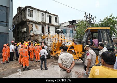 NEW DELHI, INDIEN - 2. AUGUST: NDRF-Personal führt zusammen mit der Feuerwehr Rettungseinsätze durch, nachdem ein zweistöckiges Gebäude im Jahangirpuri Industrial Area am 2. August 2024 in New Delhi, Indien, einstürzte. Drei Menschen wurden getötet und vier verletzt, nachdem ein Teil eines zweistöckigen Gebäudes in der Gegend Jahangirpuri im Nordwesten Delhis einstürzte. Die Polizei sagte, dass der vordere Teil des Gebäudes, in dem drei separate Fabriken untergebracht sind, im Keller und im Erdgeschoss und im ersten Stock am Nachmittag zusammenbrach. (Foto: Sanchit Khanna/Hindustan Times/SIPA USA) Stockfoto