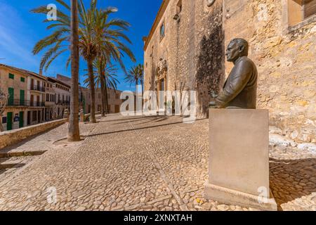 Blick auf Palmen und Statue neben der Kirche Sant Bartomeu, Montuiri, Mallorca, Balearen, Spanien, Mittelmeer, Europa Copyright: FrankxFell 844- Stockfoto