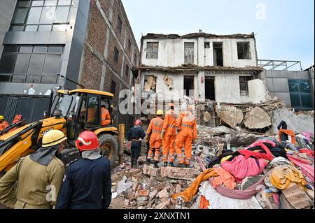 NEW DELHI, INDIEN - 2. AUGUST: NDRF-Personal führt zusammen mit der Feuerwehr Rettungseinsätze durch, nachdem ein zweistöckiges Gebäude im Jahangirpuri Industrial Area am 2. August 2024 in New Delhi, Indien, einstürzte. Drei Menschen wurden getötet und vier verletzt, nachdem ein Teil eines zweistöckigen Gebäudes in der Gegend Jahangirpuri im Nordwesten Delhis einstürzte. Die Polizei sagte, dass der vordere Teil des Gebäudes, in dem drei separate Fabriken untergebracht sind, im Keller und im Erdgeschoss und im ersten Stock am Nachmittag zusammenbrach. (Foto: Sanchit Khanna/Hindustan Times/SIPA USA) Stockfoto