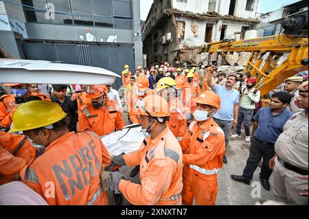 NEW DELHI, INDIEN - 2. AUGUST: NDRF-Personal führt zusammen mit der Feuerwehr Rettungseinsätze durch, nachdem ein zweistöckiges Gebäude im Jahangirpuri Industrial Area am 2. August 2024 in New Delhi, Indien, einstürzte. Drei Menschen wurden getötet und vier verletzt, nachdem ein Teil eines zweistöckigen Gebäudes in der Gegend Jahangirpuri im Nordwesten Delhis einstürzte. Die Polizei sagte, dass der vordere Teil des Gebäudes, in dem drei separate Fabriken untergebracht sind, im Keller und im Erdgeschoss und im ersten Stock am Nachmittag zusammenbrach. (Foto: Sanchit Khanna/Hindustan Times/SIPA USA) Stockfoto