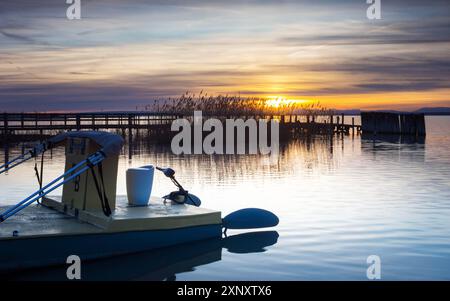 Boot am Ufer eines kleinen Sees in Eisenstadt Burgenland Stockfoto