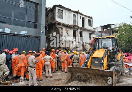 NEW DELHI, INDIEN - 2. AUGUST: NDRF-Personal führt zusammen mit der Feuerwehr Rettungseinsätze durch, nachdem ein zweistöckiges Gebäude im Jahangirpuri Industrial Area am 2. August 2024 in New Delhi, Indien, einstürzte. Drei Menschen wurden getötet und vier verletzt, nachdem ein Teil eines zweistöckigen Gebäudes in der Gegend Jahangirpuri im Nordwesten Delhis einstürzte. Die Polizei sagte, dass der vordere Teil des Gebäudes, in dem drei separate Fabriken untergebracht sind, im Keller und im Erdgeschoss und im ersten Stock am Nachmittag zusammenbrach. (Foto: Sanchit Khanna/Hindustan Times/SIPA USA) Stockfoto