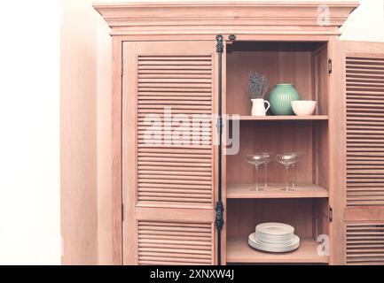 Küche Retro-Stil Schrank mit Geschirr wie Teller, Tischdecken, Vasen und Gläser Stockfoto