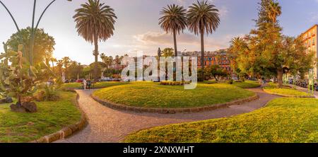 Blick auf Giovanni Nicotera Statue und farbenfrohe Architektur auf der Piazza della Vittoria, Neapel, Kampanien, Italien, Europa Copyright: FrankxFell 844-34868 Stockfoto