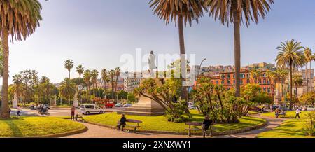 Blick auf Giovanni Nicotera Statue und farbenfrohe Architektur auf der Piazza della Vittoria, Neapel, Kampanien, Italien, Europa Copyright: FrankxFell 844-34872 Stockfoto