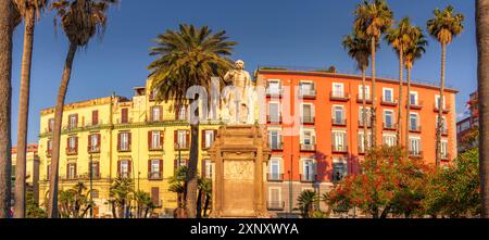 Blick auf Nicola Amore Statue und farbenfrohe Architektur auf der Piazza della Vittoria, Neapel, Kampanien, Italien, Europa Copyright: FrankxFell 844-34888 Stockfoto