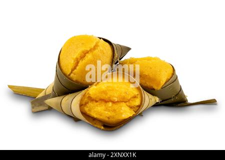 Dessert im thailändischen Stil Toddy Palm Cakes (Kanom Tarn) auf weißem Hintergrund mit Clipping-Pfad Stockfoto