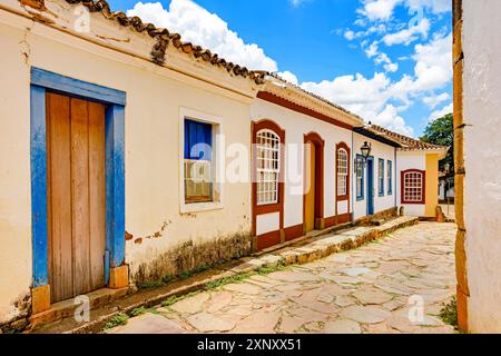 Alte gepflasterte Straße mit Häusern in kolonialer Architektur in der historischen Stadt Tiradentes in Minas Gerais Stockfoto