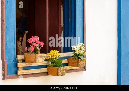 Fenster mit Blumen und Objekten in der historischen Stadt geschmückt Von Tiradentes typisch für das Innere des Staates Minas Gerais Stockfoto